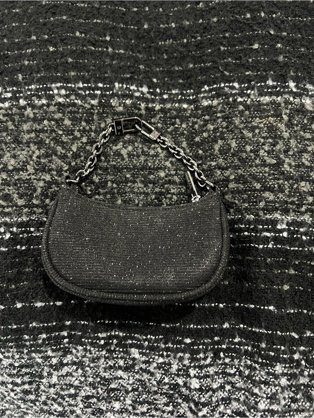 Lululemon - City Essentials Nano Shoulder Bag
Glitter - Picture 2 of 3